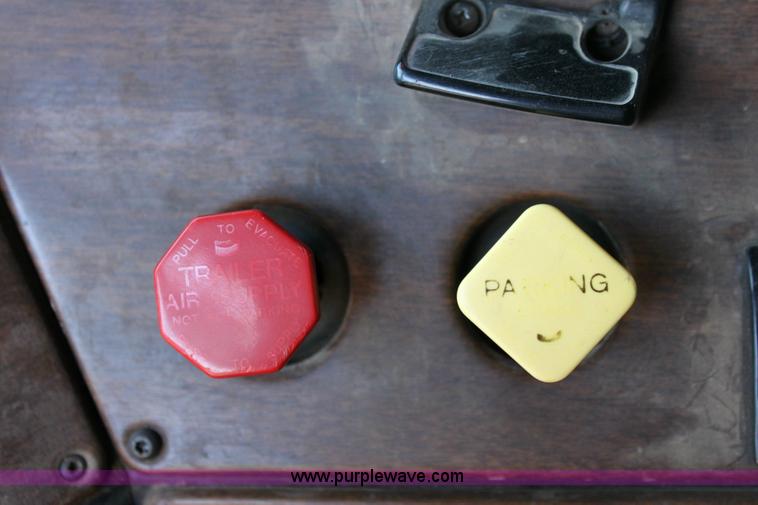 image for item 6270 1991 Freightliner FLD semi truck