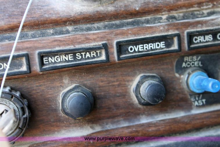 image for item 6270 1991 Freightliner FLD semi truck