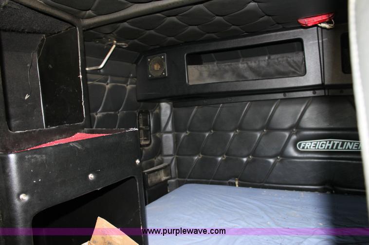 image for item 6270 1991 Freightliner FLD semi truck