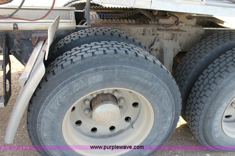 image for item 6270 1991 Freightliner FLD semi truck