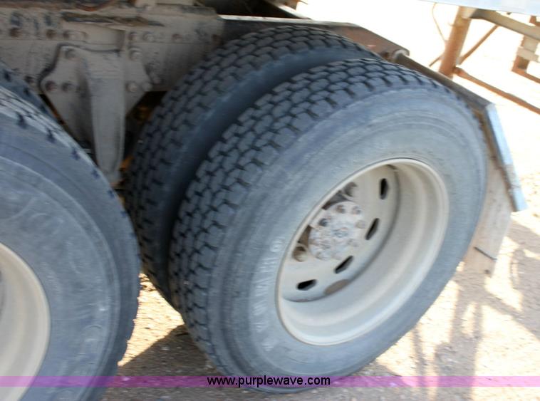 image for item 6270 1991 Freightliner FLD semi truck