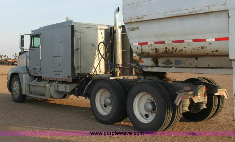 image for item 6277 1995 Freightliner FLD semi truck