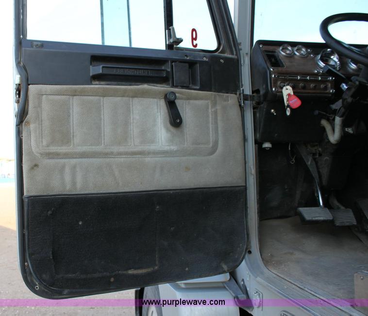 image for item 6277 1995 Freightliner FLD semi truck