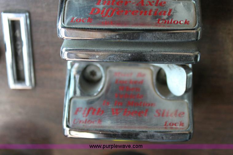 image for item 6277 1995 Freightliner FLD semi truck