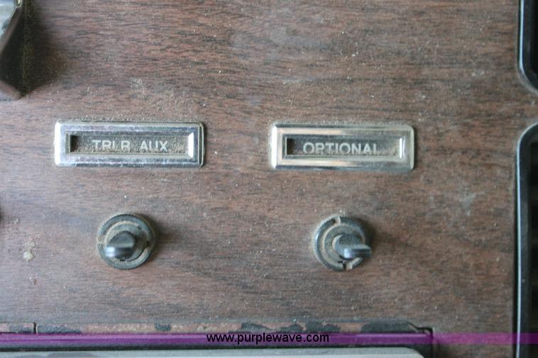 image for item 6277 1995 Freightliner FLD semi truck