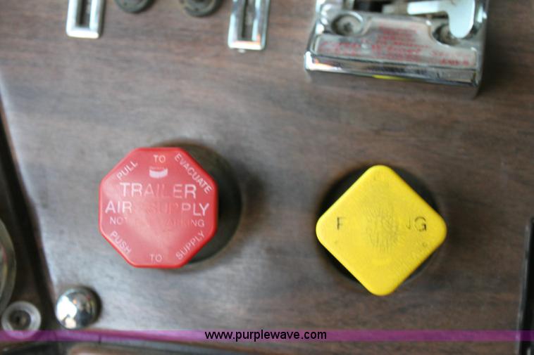 image for item 6277 1995 Freightliner FLD semi truck