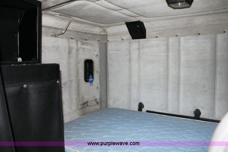 image for item 6277 1995 Freightliner FLD semi truck