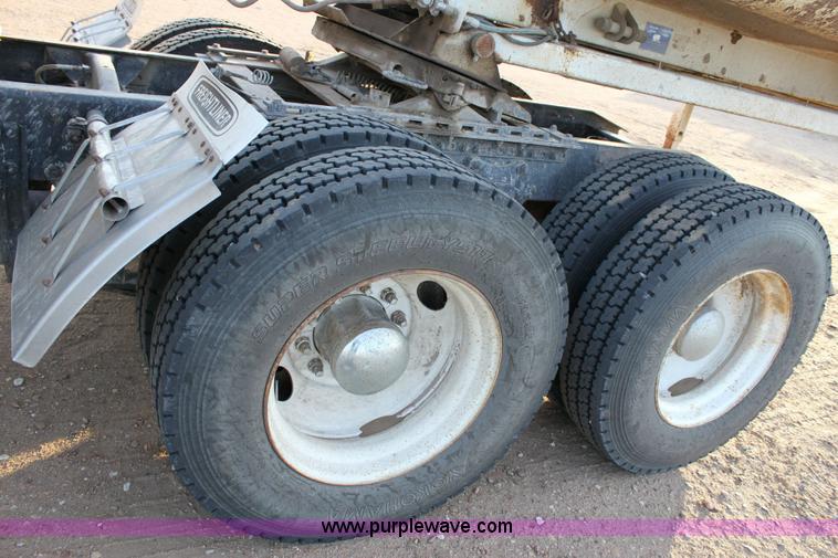 image for item 6277 1995 Freightliner FLD semi truck