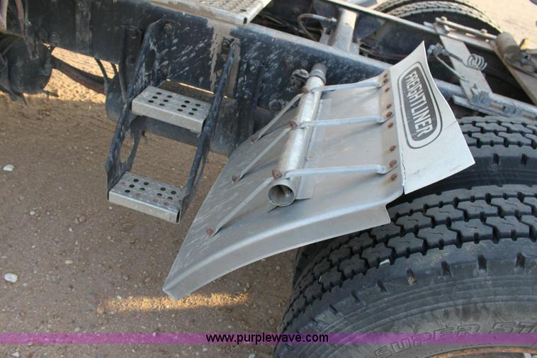 image for item 6277 1995 Freightliner FLD semi truck