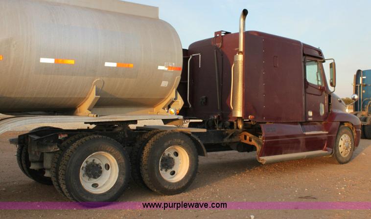 image for item 6280 2000 Freightliner Century Class semi truck