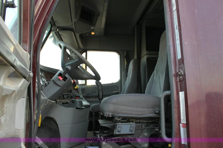 image for item 6280 2000 Freightliner Century Class semi truck