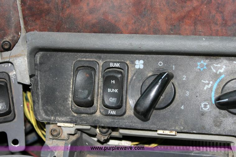 image for item 6280 2000 Freightliner Century Class semi truck