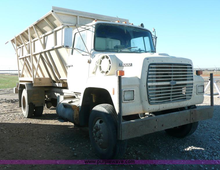 image for item 6282 1987 Ford L8000 feed truck