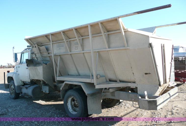 image for item 6282 1987 Ford L8000 feed truck