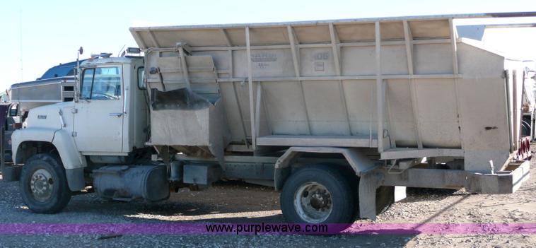 image for item 6282 1987 Ford L8000 feed truck