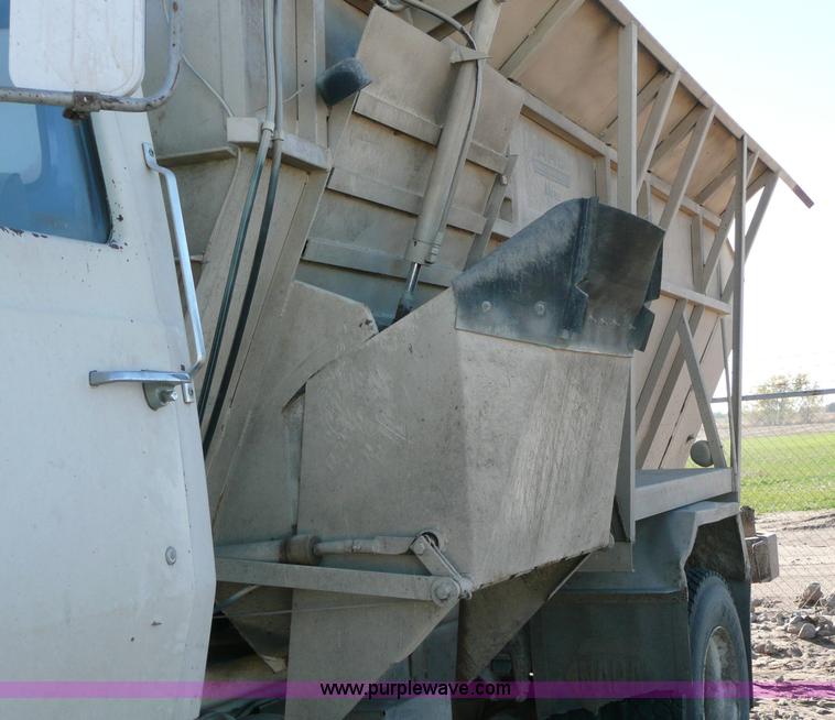 image for item 6282 1987 Ford L8000 feed truck