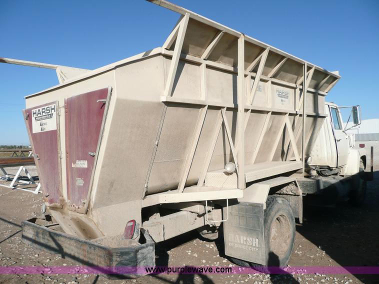 image for item 6282 1987 Ford L8000 feed truck