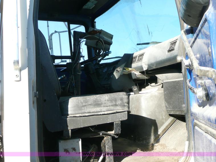 image for item 6282 1987 Ford L8000 feed truck
