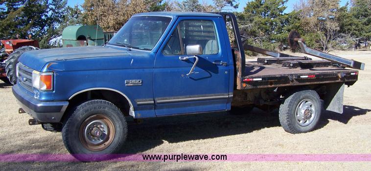 image for item 7314 1988 Ford F250 XLT Lariat pickup truck