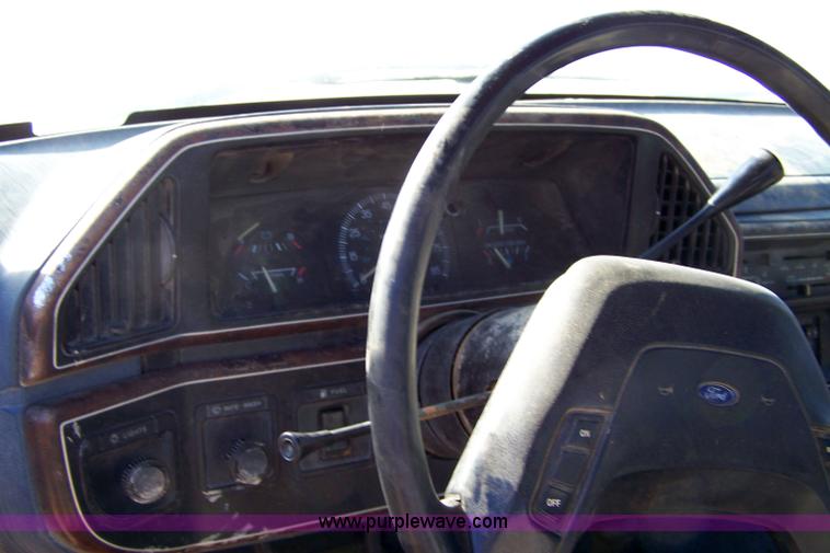 image for item 7314 1988 Ford F250 XLT Lariat pickup truck