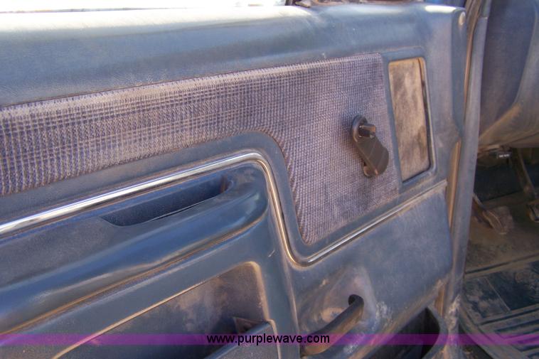 image for item 7314 1988 Ford F250 XLT Lariat pickup truck