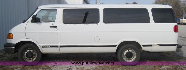 image for item 3159 2001 Dodge Ram Wagon B3500 van