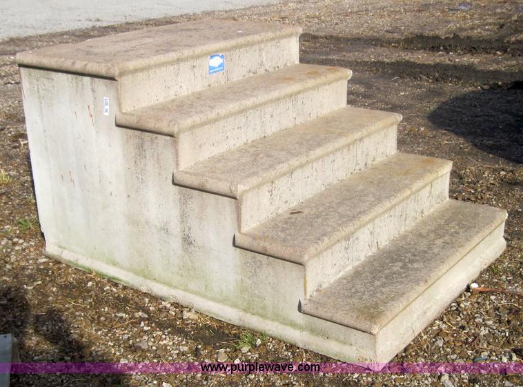image for item 3166 Concrete steps