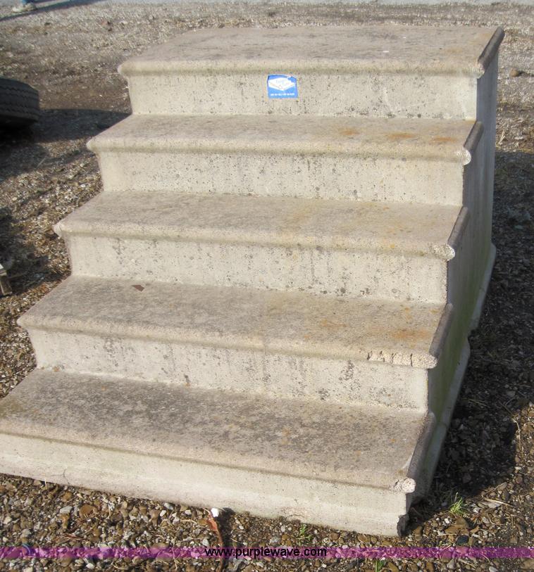 image for item 3166 Concrete steps