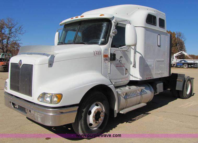 image for item 3558 2003 International 9200i semi truck