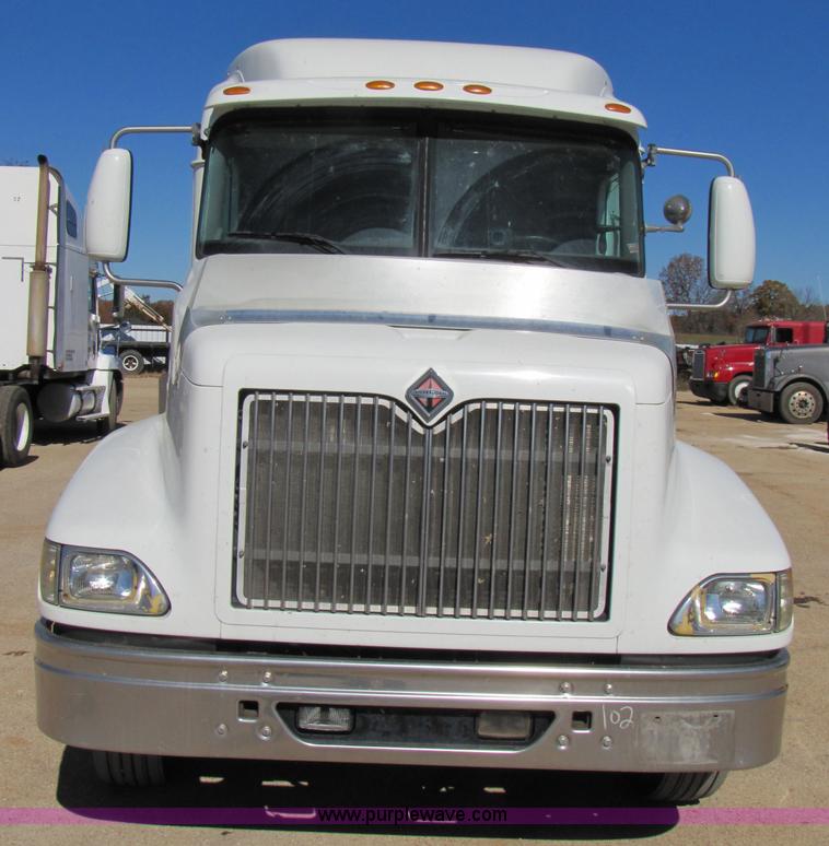 image for item 3558 2003 International 9200i semi truck