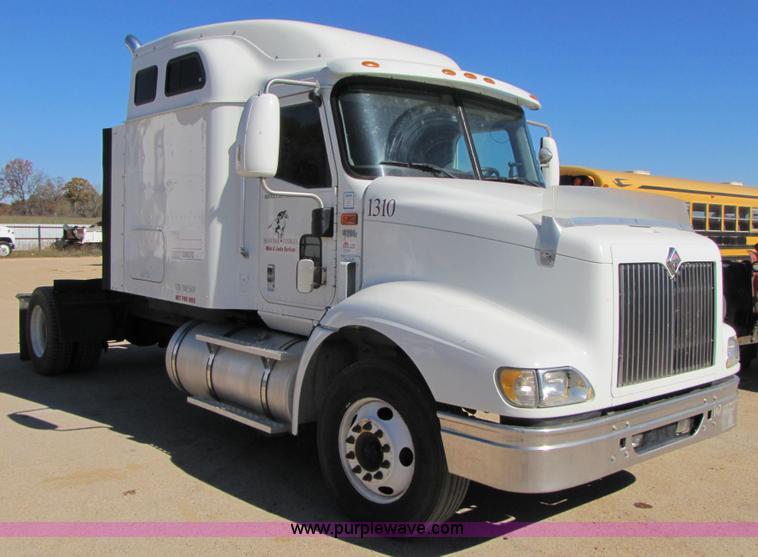 image for item 3558 2003 International 9200i semi truck