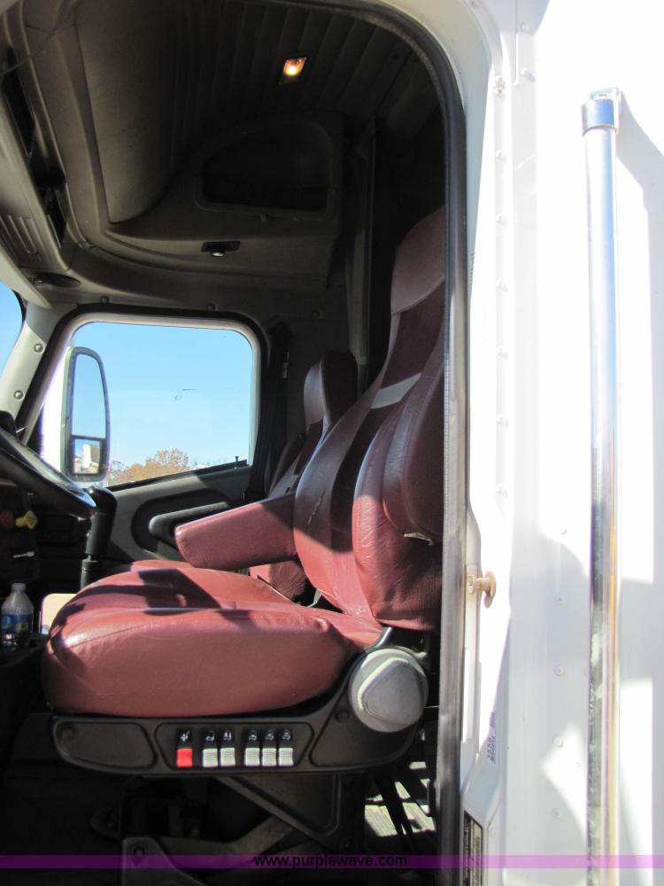 image for item 3558 2003 International 9200i semi truck