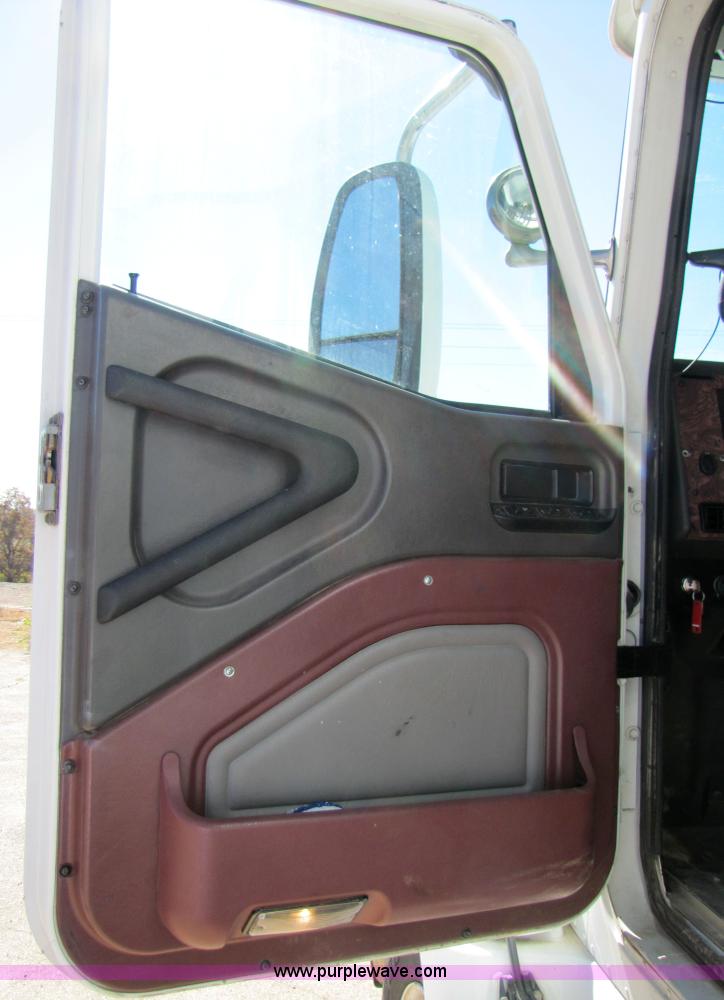 image for item 3558 2003 International 9200i semi truck