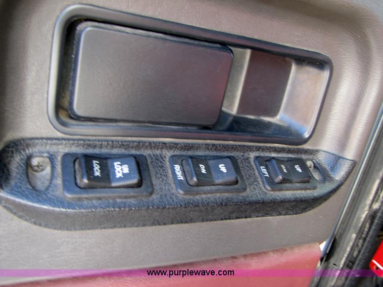 image for item 3558 2003 International 9200i semi truck