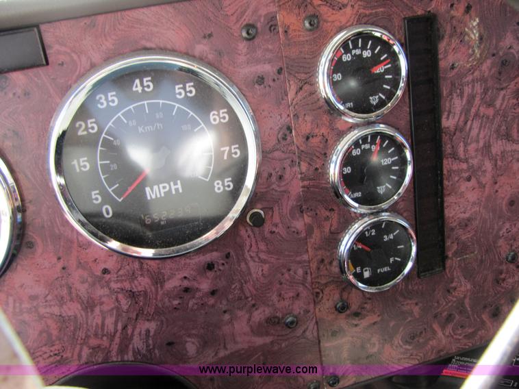 image for item 3558 2003 International 9200i semi truck