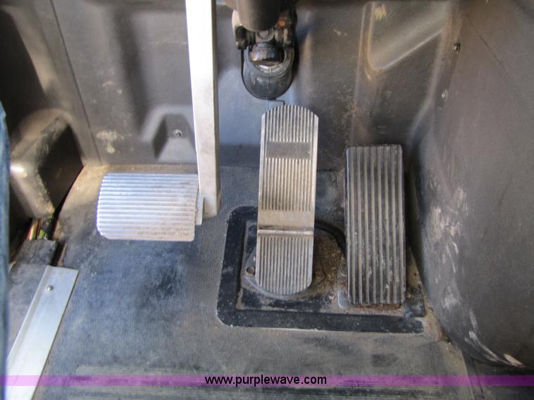 image for item 3558 2003 International 9200i semi truck