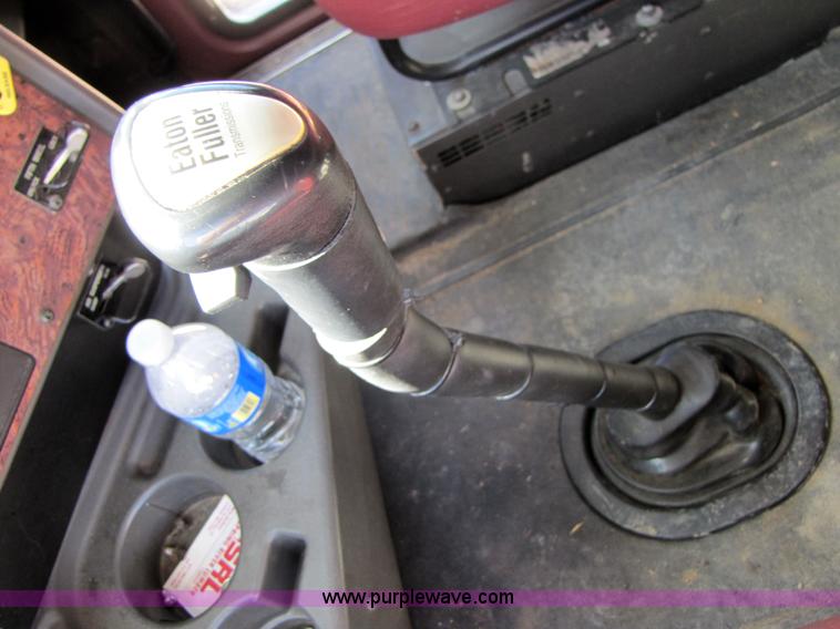 image for item 3558 2003 International 9200i semi truck