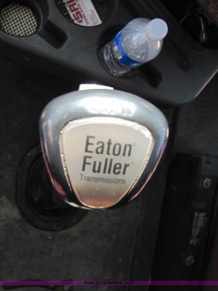 image for item 3558 2003 International 9200i semi truck