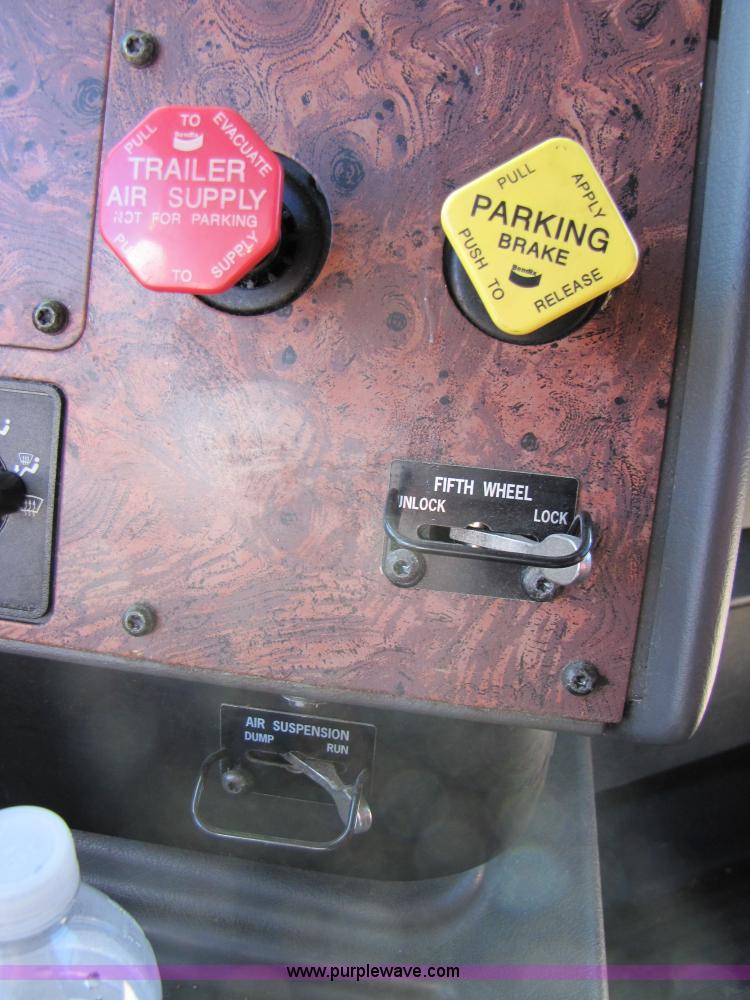 image for item 3558 2003 International 9200i semi truck