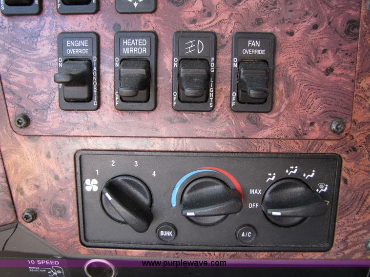 image for item 3558 2003 International 9200i semi truck