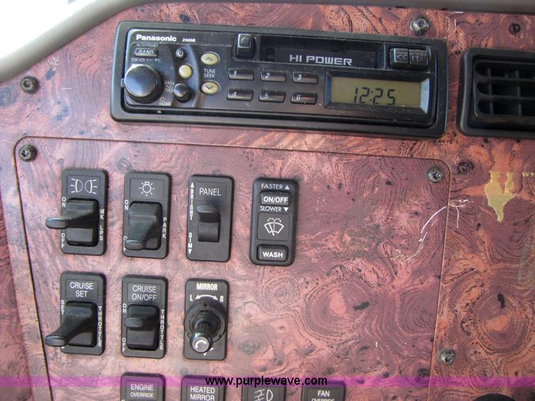 image for item 3558 2003 International 9200i semi truck