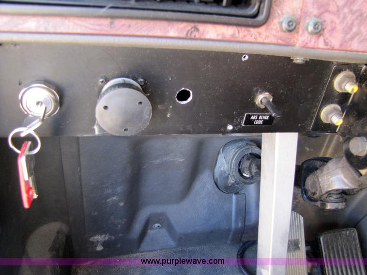 image for item 3558 2003 International 9200i semi truck