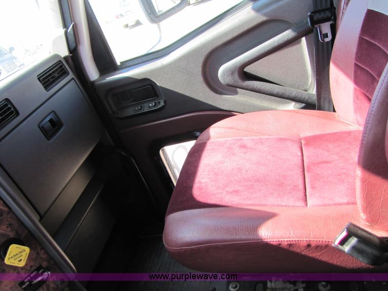 image for item 3558 2003 International 9200i semi truck