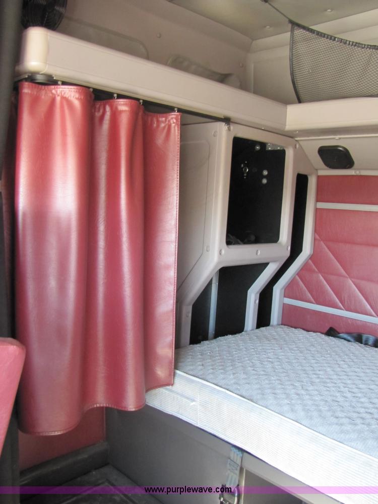 image for item 3558 2003 International 9200i semi truck