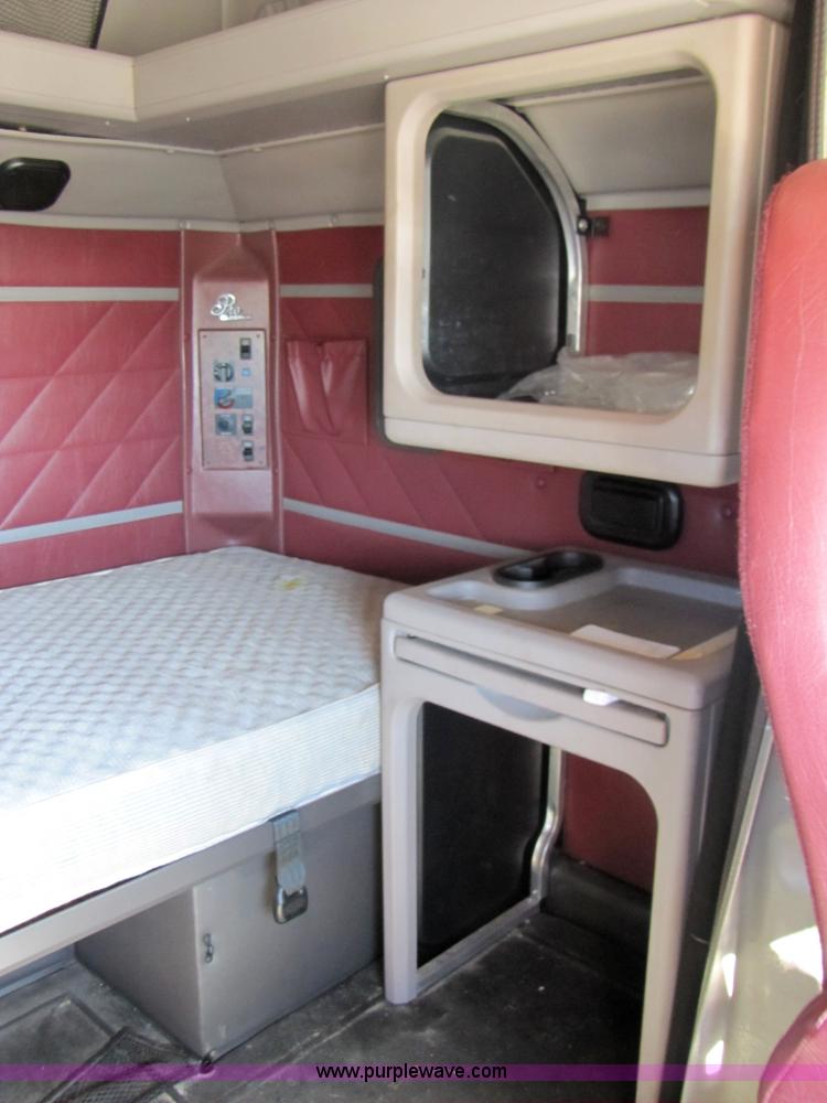 image for item 3558 2003 International 9200i semi truck