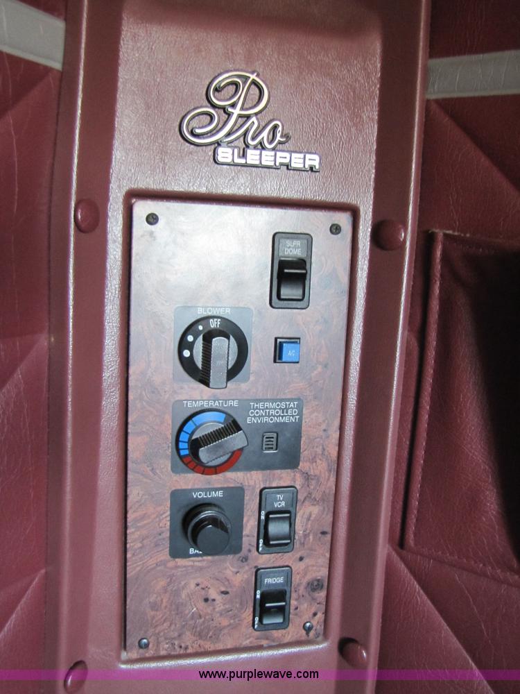 image for item 3558 2003 International 9200i semi truck