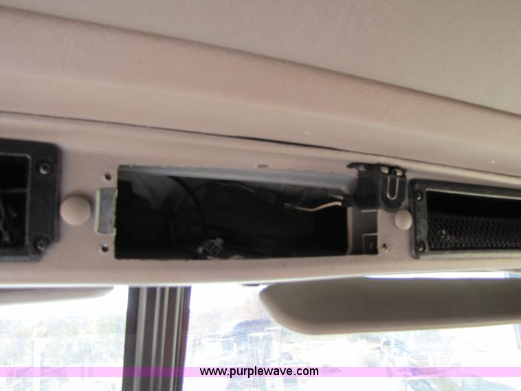 image for item 3558 2003 International 9200i semi truck