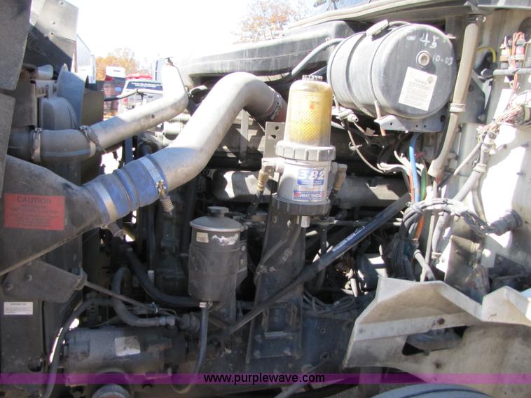 image for item 3558 2003 International 9200i semi truck