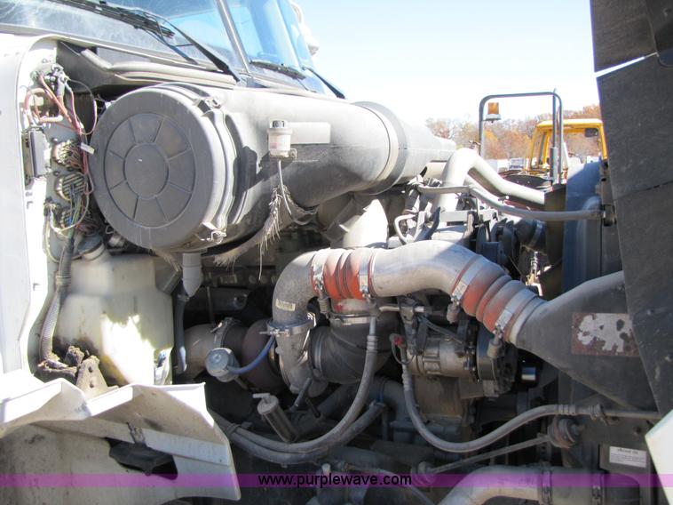 image for item 3558 2003 International 9200i semi truck