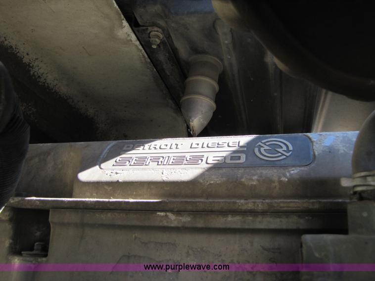 image for item 3558 2003 International 9200i semi truck